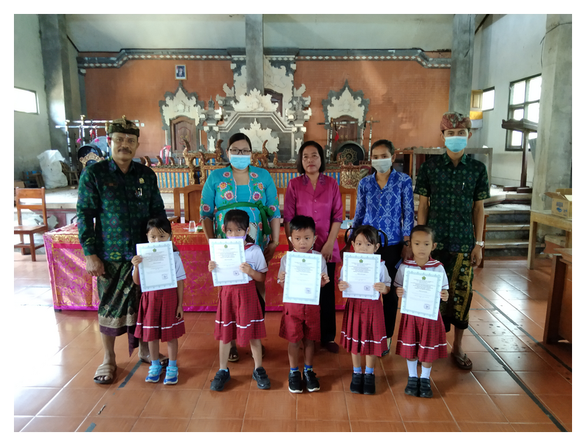 Pembagian Surat Keterangan Lulus bagi Siswa Siswi PAUD Desa Pulukan